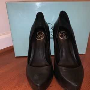 Black Jessica Simpson pumps.